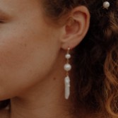 Photograph: Hermione Harbutt Liberty - Longues boucles d'oreilles en perles baroques