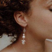 Fotograf: Hermione Harbutt Oslo Barocke Perlen- und Kristalltropfen-Ohrringe