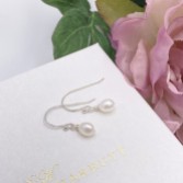 Photograph: Hermione Harbutt Pendants d'oreilles Starlight en argent et perles