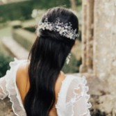 Fotografia: Hermione Harbutt Spille per capelli da sposa con perle floreali estive (set di 3)