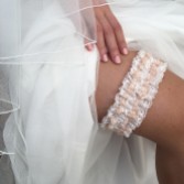 Fotograf: Honesty Blush und Elfenbein Spitze Luxus Braut Strumpfband