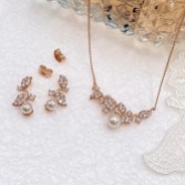 Photograph: Ivory and Co Aphrodite Rose Gold Bridal Jewellery Set