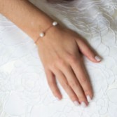 Photograph: Ivory and Co Bermuda Rose Gold Baroque Pearl Dainty Chain Bracelet