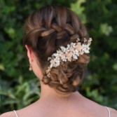 Fotografia: Ivory and Co Botanica, copricapo in oro champagne e fiori di colore bianco