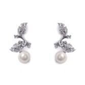 Photograph: Ivory and Co Boucles d'oreilles mariage Aphrodite feuilles de cristal et perles