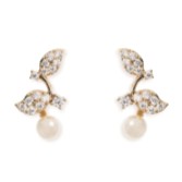 Photograph: Ivory and Co Boucles d'oreilles mariage Aphrodite feuilles de cristal et perles (or)