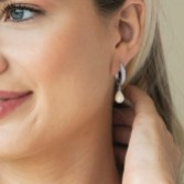 Photograph: Ivory and Co Canterbury - Boucles d'oreilles en argent avec perles et cristaux