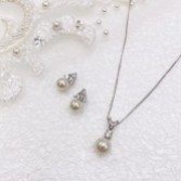Photograph: Ivory and Co Classic Pearl Bridal Jewelry Set