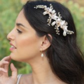 Photograph: Ivory and Co Clip de cheveux Spring Dream en perles florales dorées