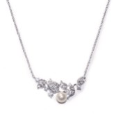 Photograph: Ivory and Co Collier de mariage Aphrodite en cristal, feuilles et perles