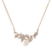 Photograph: Ivory and Co Collier de mariage Aphrodite feuilles de cristal et perles (or)