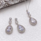 Photograph: Ivory and Co Cotton Club Statement Bridal Jewelry Set