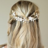 Fotografia: Ivory and Co Fermaglio per capelli a mezzaluna floreale in cristallo e perle Gold Bloom