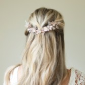 Fotografia: Ivory and Co Fermaglio per capelli a mezzaluna floreale in oro rosa Bloom con cristalli e perle