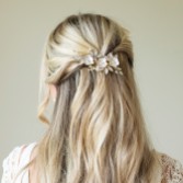 Fotograf: Ivory and Co Gardenia Gold Zierliche Kristall und Perle Floral Haarspange