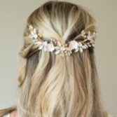 Fotograf: Ivory and Co Gold Bloom Kristall und Perle Blumensichel Haarspange