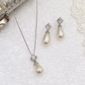 Photograph: Ivory and Co Imperial Pearl Bridal Jewelry Set