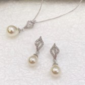Photograph: Ivory and Co Lisbon Pearl Bridal Jewellery Set