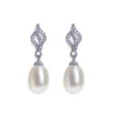 Photograph: Ivory and Co Lisbon Pearl Drop Wedding Earrings
