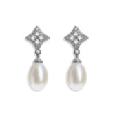 Photograph: Ivory and Co Morocco Pearl Drop Wedding Earrings