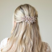 Photograph: Ivory and Co Peigne à cheveux de mariage en or rose incrusté de cristaux étincelants