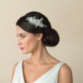 Photograph: Ivory and Co Peigne à cheveux de mariage en perles et cristaux Catalina