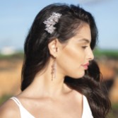 Photograph: Ivory and Co Peigne à cheveux Moonstar Gold Sparkling Crystal and Pearl