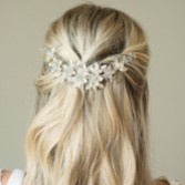 Photograph: Ivory and Co Pince à cheveux de mariage Fleur de printemps émaillée avec croissant floral