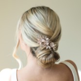 Photograph: Ivory and Co Pince à cheveux Gardenia Rose Gold Dainty Crystal and Pearl Floral