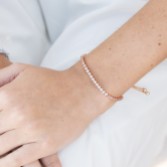 Fotograf: Ivory and Co Tivoli Rose Gold zierliche Kristall Toggle-Armband