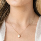 Photograph: Ivory and Co Westbury Gold Pearl Drop Pendant