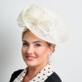 Fotograf: Ivory Large Sinamay Disk Wedding Fascinator