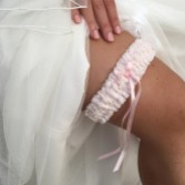 Photograph: Jarretière de mariage Cupidon en dentelle rose pâle avec perles