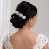 Photograph: Laura Statement Pearl Bridal Headpiece (Tête de mariée en perles)