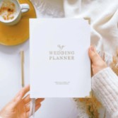 Fotografia: Libro planner per matrimoni di lusso bianco e oro con bordi dorati