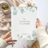 Fotografia: Libro planner per matrimoni di lusso in eucalipto con bordi dorati