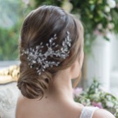 Photograph: Liliana Delicate Crystal Spray Wedding Hair Vine (Vigne de cheveux de mariage)