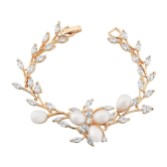 Photograph: Lola Bracelet de mariage en perles d'eau douce et feuilles de cristal (or rose)