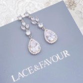 Photograph: Mercedes Boucles d'oreilles longues à zircon cubique