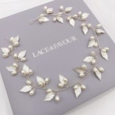 Fotograf: Oktober Silberne Blätter und Perlen Lange Hochzeits-Haarschleife