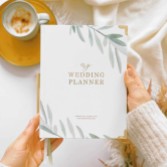 Fotograf: Olive Leaves Luxury Wedding Planner Book mit vergoldeten Rändern