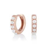 Photograph: Olivia Burton Boucles d'oreilles Huggie en or rose et perle