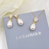 Photograph: Paloma Gold Teardrop Pearl Bridal Jewellery Set
