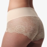 Fotografia: Pantaloncini da sposa in pizzo a vita media color nudo