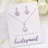 Photograph: parure 'Thank You For Being My Bridesmaid' (Merci d'être ma demoiselle d'honneur) avec ornements en cristal