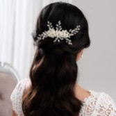 Photograph: Peigne à cheveux de mariage avec spray de perles et de cristaux Devotion