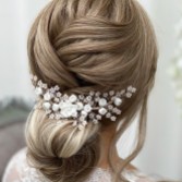 Photograph: Peigne à cheveux de mariage Blossom en porcelaine avec fleurs et perles blush