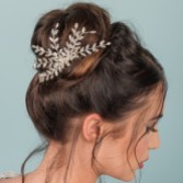 Photograph: Peigne à cheveux de mariage Blyss Crystal Spray