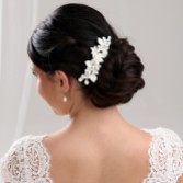 Photograph: Peigne à cheveux de mariage Nieve en porcelaine ivoire avec fleurs et perles