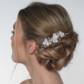 Photograph: Peigne à cheveux floral Amaryllis Blush Pearls